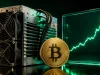 دستگاه ماینر ایسیک صنعتی برای استخراج بیت کوین در کنار نمودار نرخ هش